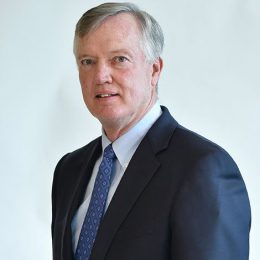 Howard Mains obtient des marchés.